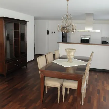 Sleeps 8 Wifi Apartment